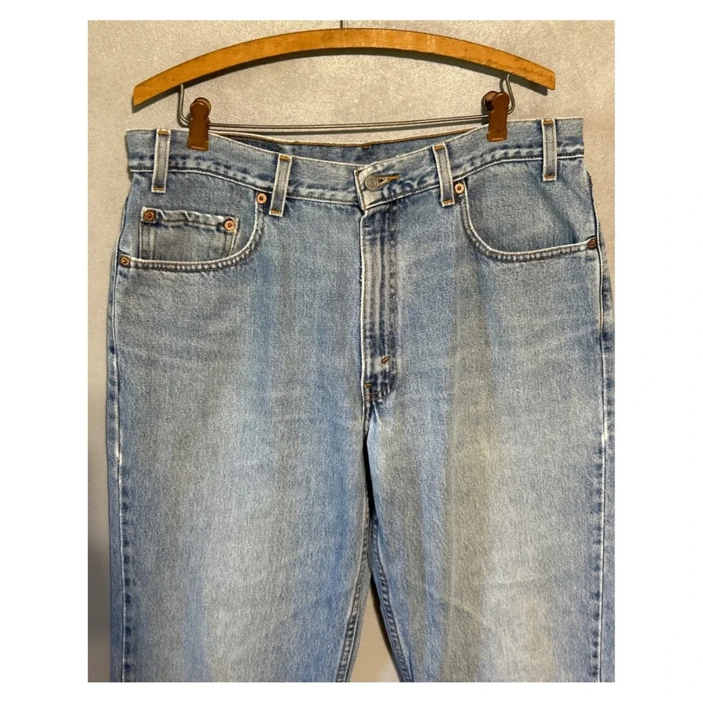 Vintage Levis 550 Mens Relaxed Fit Cut Off Frayed Hem Light Wash Jeans 36x28